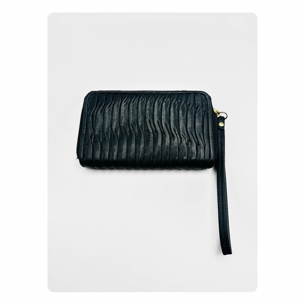 β
Coach Madison Gathered Twist Pleated Leather Wallet / Wristlet - Black/Gold β
- Picture 5 of 14